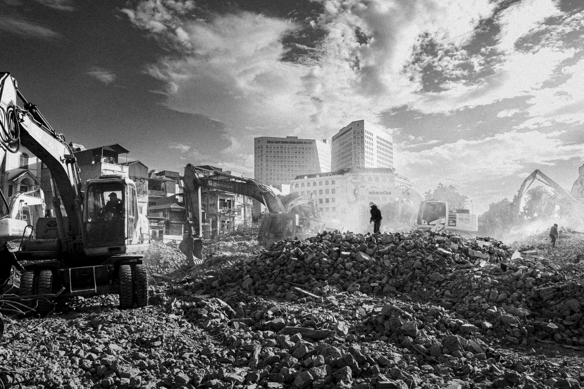 Vạn Kiếp: excavators and a worker on a demolition site in Hanoi